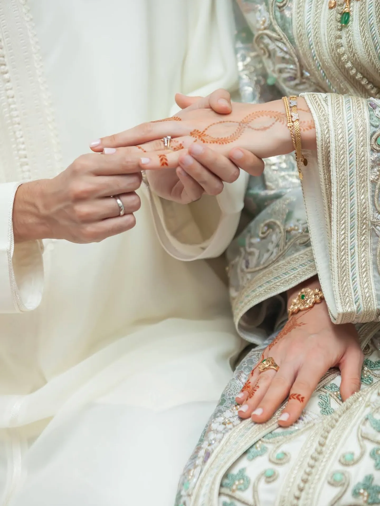 Henna hands